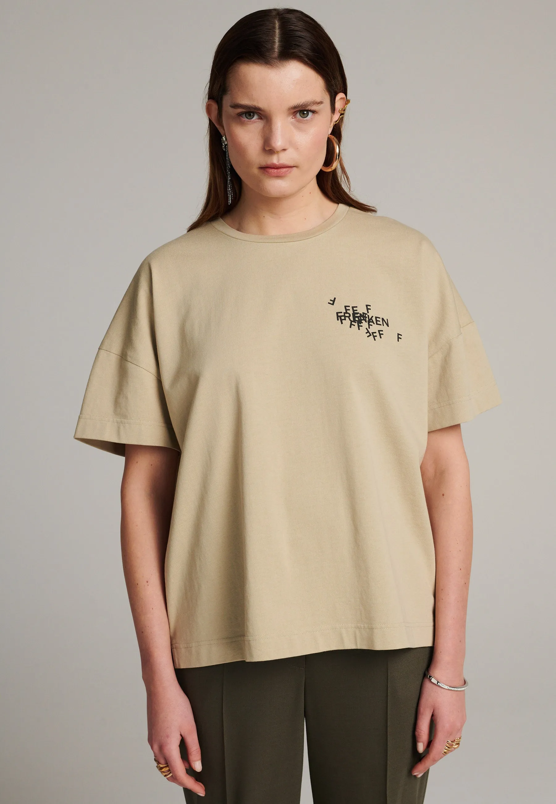 Cut loose fitted  jersey T-Shirt with cracked stamped logo beige