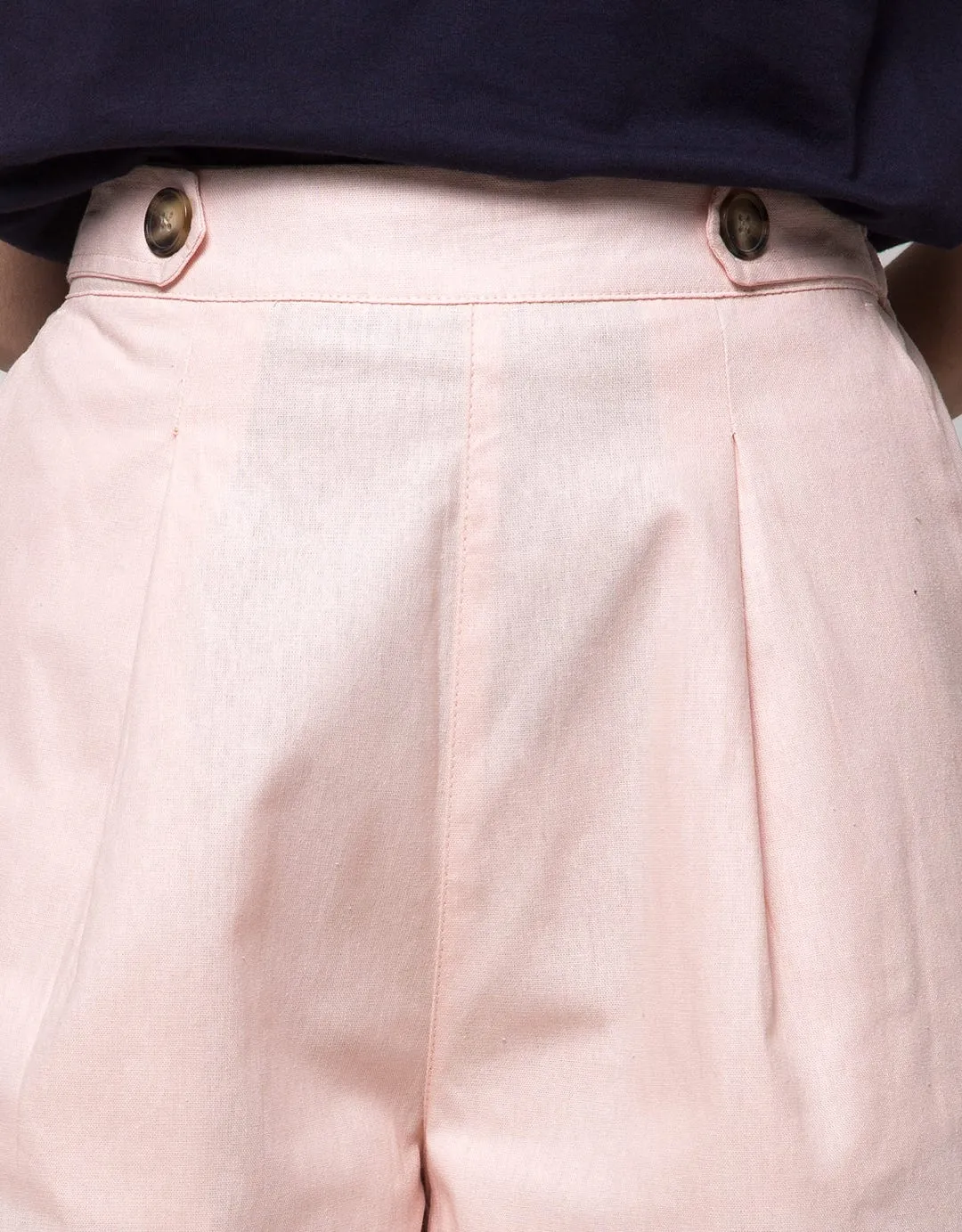 Details Basic Woven Celana Pendek Wanita